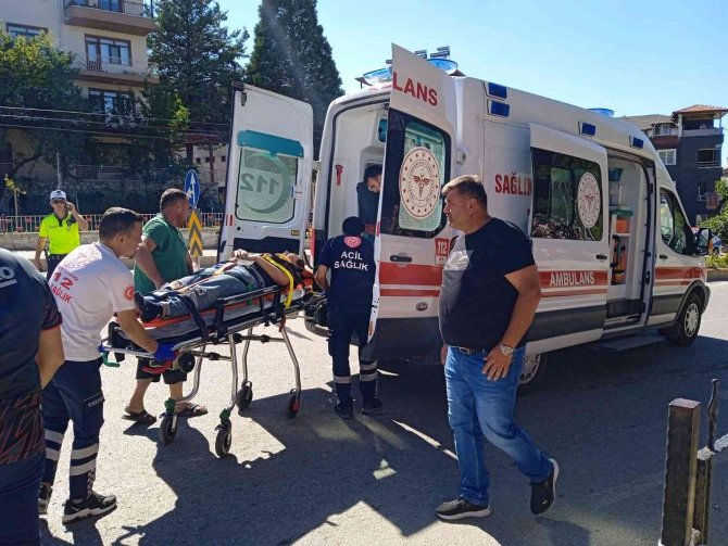 Otomobilin Çarptığı Elektrikli Bisikletteki 2 Kişi Yaralandı