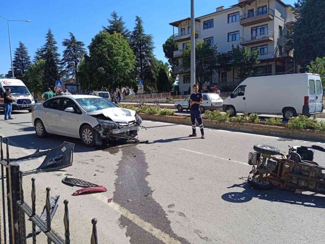 Otomobilin Çarptığı Elektrikli Bisikletteki 2 Kişi Yaralandı