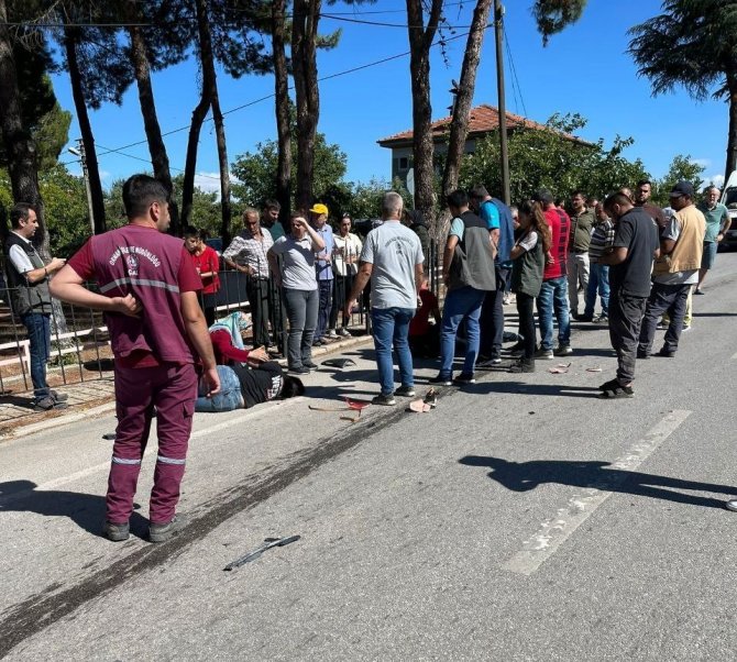 Otomobilin Çarptığı Elektrikli Bisikletteki 2 Kişi Yaralandı