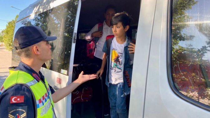 Jandarma Ekipleri Servis Araçlarını Denetlemeye Başladı