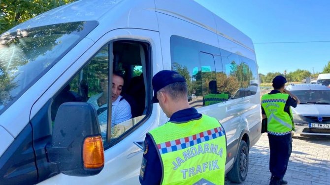 Jandarma Ekipleri Servis Araçlarını Denetlemeye Başladı