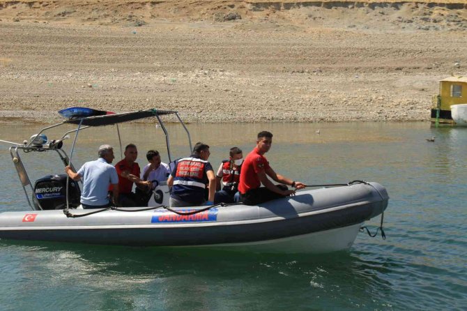 Elazığ’da Baraj Gölünde Kaybolan Şahsın Cansız Bedeni Sudan Çıkarıldı