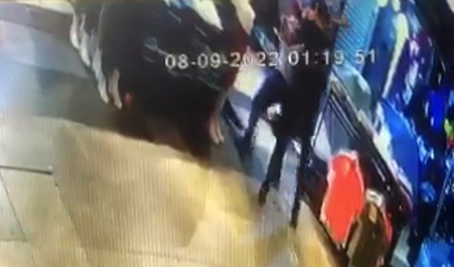 Eminönü Yeraltı Çarşısı Savaş Alanına Döndü: 7 Kişinin Yaralandığı Çatışma Anı Kameraya Yansıdı