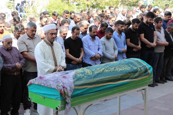 Kocası Tarafından Öldürülen Kadın Son Yolculuğuna Uğurlandı