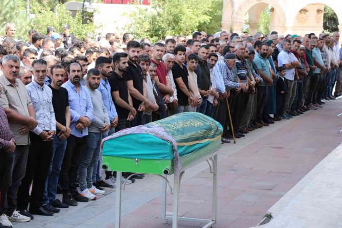 Kocası Tarafından Öldürülen Kadın Son Yolculuğuna Uğurlandı