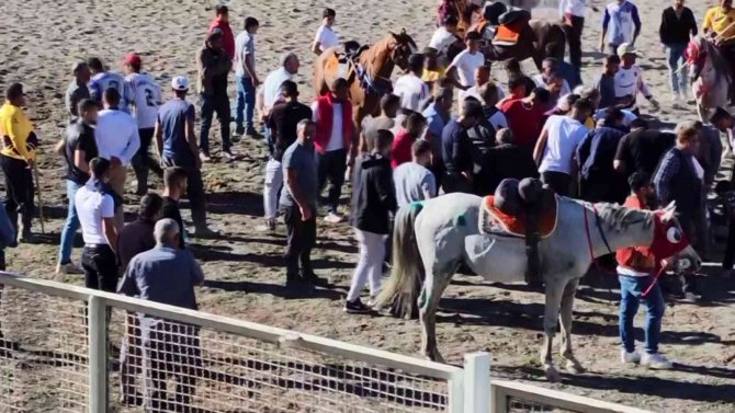 Cirit Müsabakasında Atlar Çarpıştı, Yerde Kalan Sporcunun Üzerinden At Geçti
