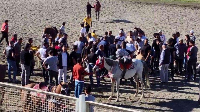 Cirit Müsabakasında Atlar Çarpıştı, Yerde Kalan Sporcunun Üzerinden At Geçti