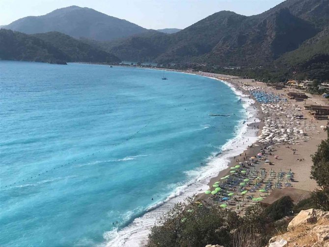 Fethiye’de Denizin Rengi Turkuaza Döndü