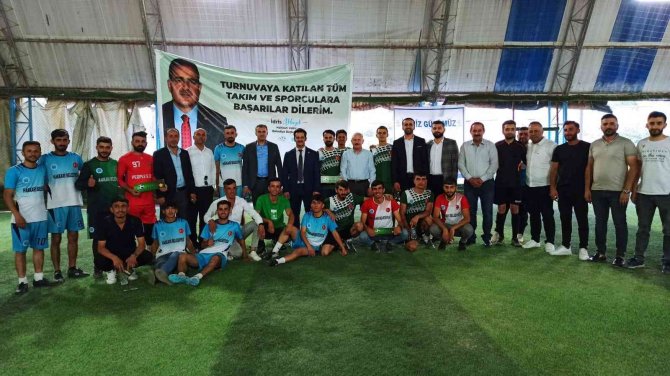Hakkari’de Mahalleler Arası Futbol Turnuvası Sona Erdi
