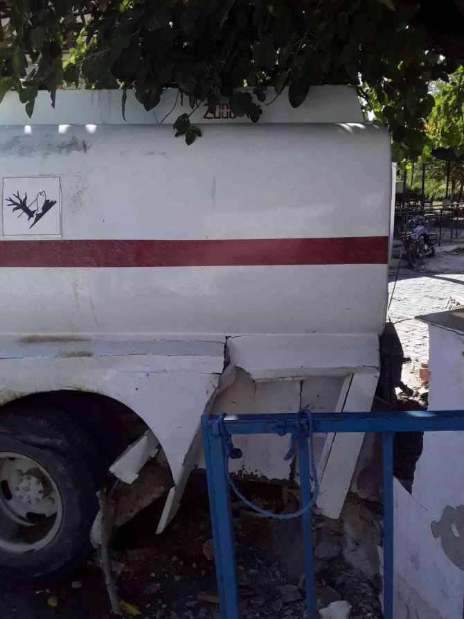 Söke’de Akaryakıt Tankeri Kıraathaneye Girdi: 2 Yaralı