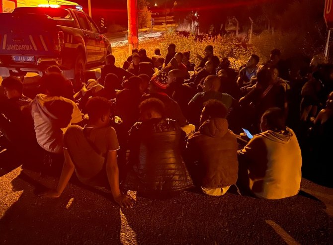 İ̇zmir’de Jandarma 794 Düzensiz Göçmen Ve 7 Organizatör Yakaladı