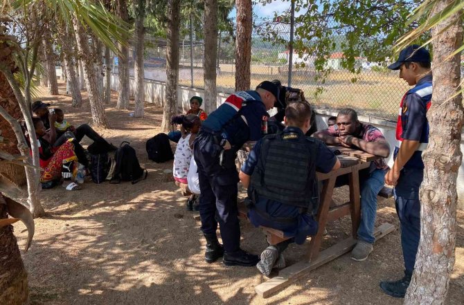 İ̇zmir’de Jandarma 794 Düzensiz Göçmen Ve 7 Organizatör Yakaladı