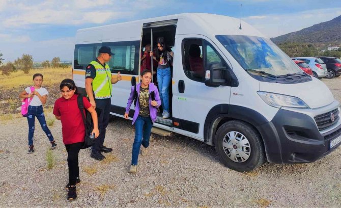 İ̇zmir’de Jandarmadan Okul Ve Çevresi Denetimi