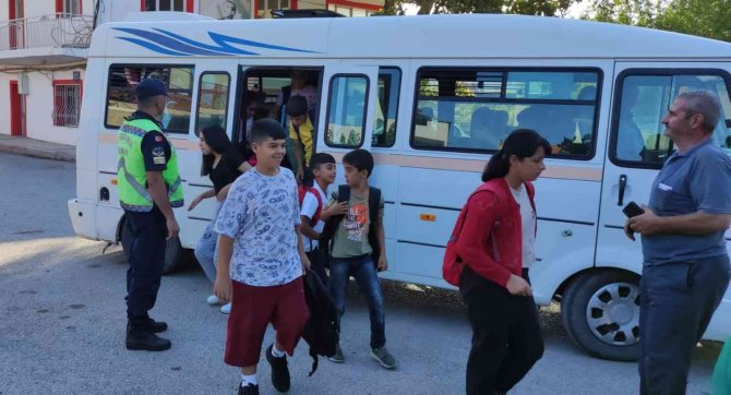 İ̇zmir’de Jandarmadan Okul Ve Çevresi Denetimi