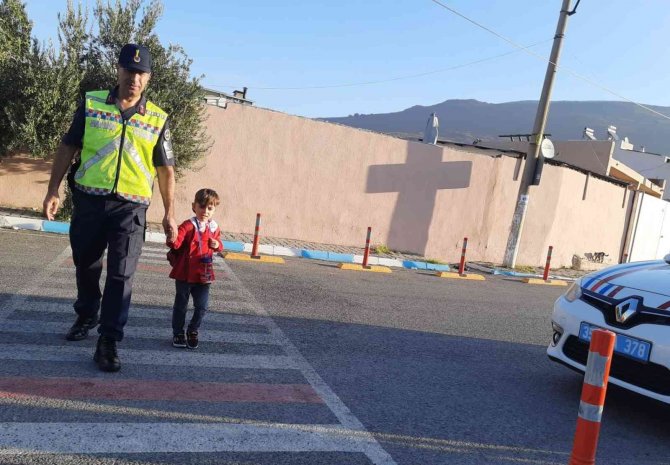 İ̇zmir’de Jandarmadan Okul Ve Çevresi Denetimi