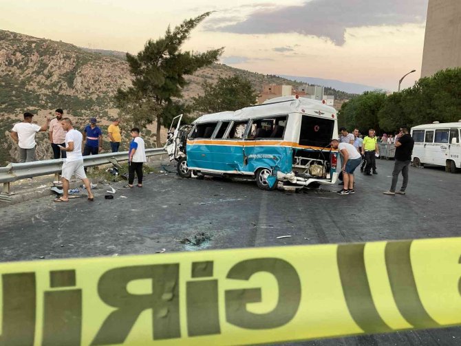 İ̇zmir’de Yolcu Minibüsü İle Servis Aracı Çarpıştı: 1 Ölü, 6 Yaralı