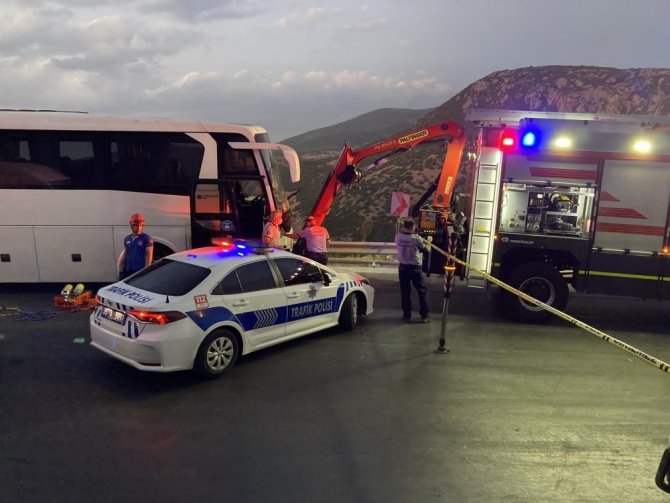 Servis Aracı Minibüsten İnen Yolcuların Arasına Daldı: Ölü Sayısı 2’ye Çıktı
