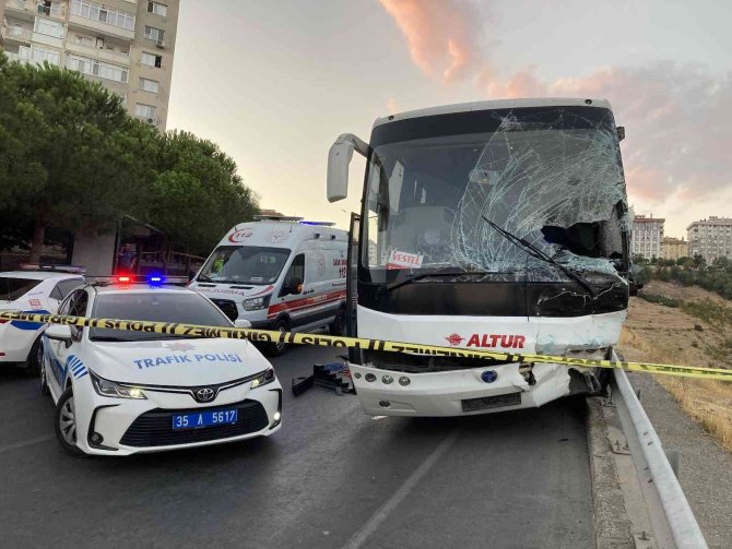 İ̇zmir’de Yolcu Minibüsü İle Servis Aracı Çarpıştı: 1 Ölü, 6 Yaralı