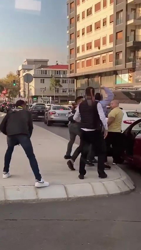 Kadıköy’de İ̇ett Şoförü İle Vatandaşın Kavgası: İ̇ett Şoförü Güçlükle Zapt Edildi