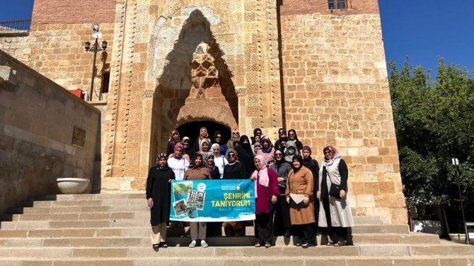 Şehrin Güzelliklerini Keşfediyorlar