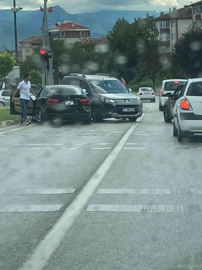 Kırmızı Işıkta Bekleyen İki Otomobile Böyle Çarptı