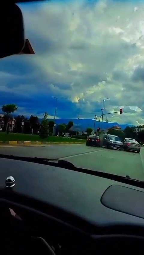 Kırmızı Işıkta Bekleyen İki Otomobile Böyle Çarptı