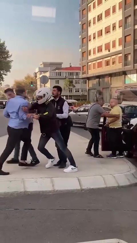 Kadıköy’de İ̇ett Şoförü İle Vatandaşın Kavgası: İ̇ett Şoförü Güçlükle Zapt Edildi