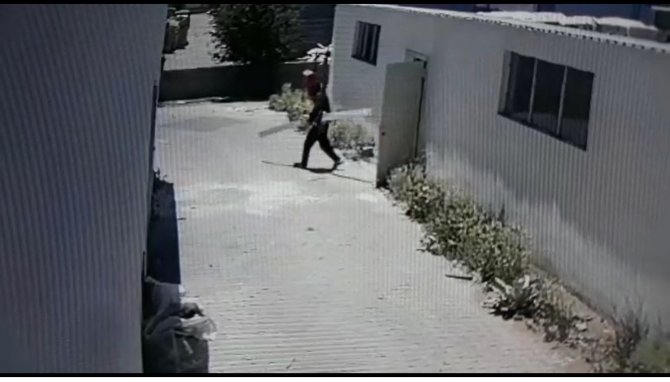 Hırsızlık Yaptı, Parmak İzi Kalmasın Diye Kapıyı Sildi