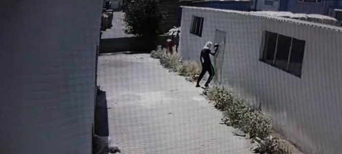Hırsızlık Yaptı, Parmak İzi Kalmasın Diye Kapıyı Sildi