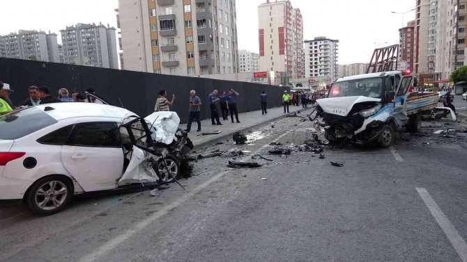 Kayseri’de 3 Araç Çarpıştı, Ortalık Savaş Alanına Döndü: 1’i Ağır 3 Yaralı
