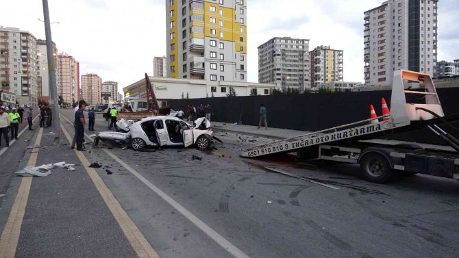 Kayseri’de 3 Araç Çarpıştı, Ortalık Savaş Alanına Döndü: 1’i Ağır 3 Yaralı