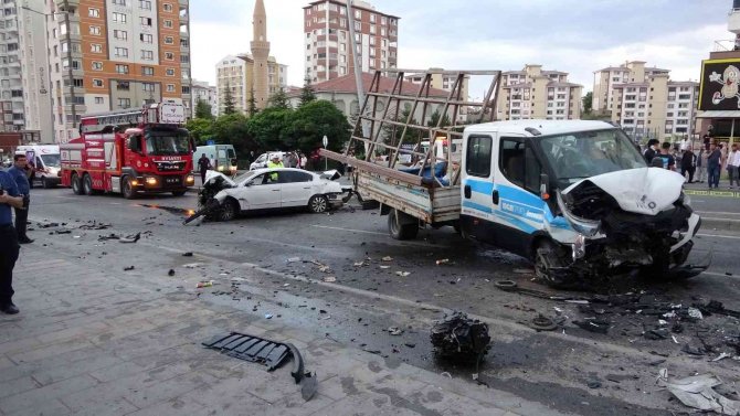 Kayseri’de 3 Araç Çarpıştı, Ortalık Savaş Alanına Döndü: 1’i Ağır 3 Yaralı