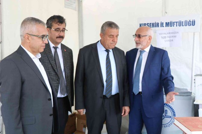 Kitap Fuarı Açılışında ’Hediye Çeki’ Çılgınlığı