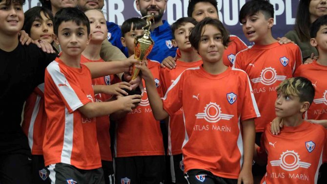 Şampiyonlar Kupalarını Aldı