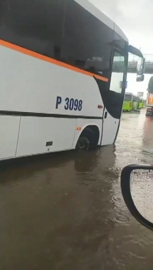 Kocaeli’de Sağanak Yolları Göle Döndürdü