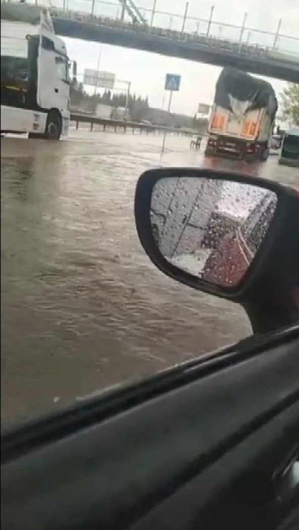 Kocaeli’de Sağanak Yolları Göle Döndürdü