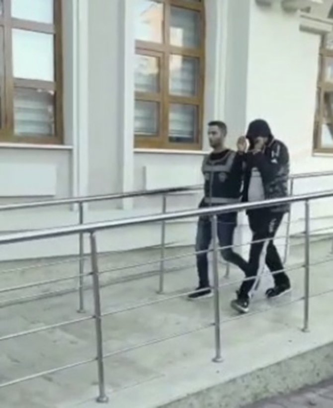 Otomobilin Camını Kırıp, Müzik Sistemi Çalan 2 Şüpheli Tutuklandı