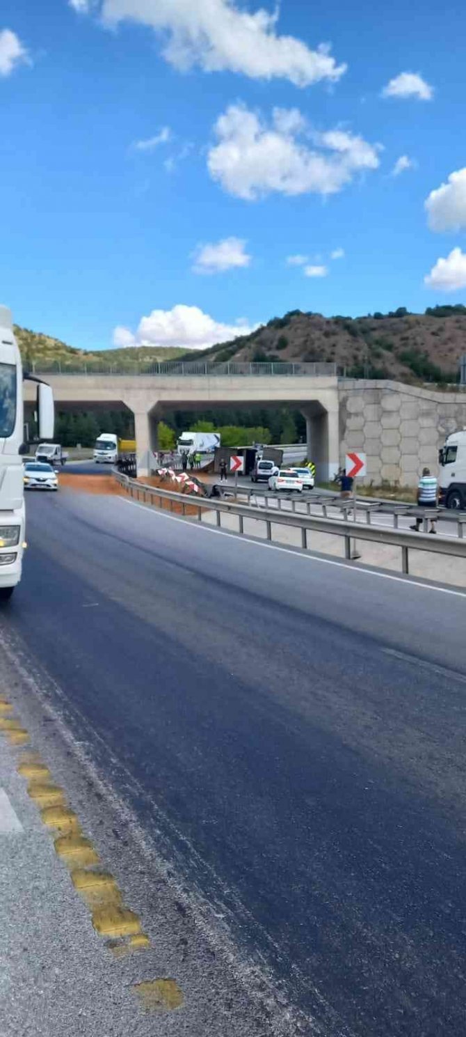 Kütahya’da Talaş Yüklü Tır Devrildi: 1 Yaralı