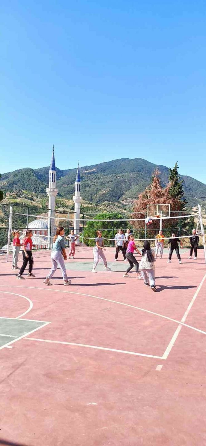 İ̇lçe Milli Eğitim Müdürü Çocuklarla Voleybol Oynadı