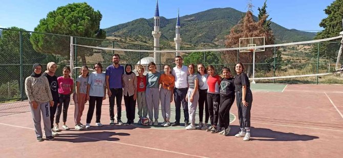 İ̇lçe Milli Eğitim Müdürü Çocuklarla Voleybol Oynadı