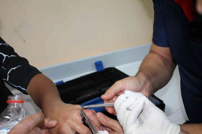 Parmağına Yüzük Sıkışan Çocuğun İmdadına Sağlık Çalışanları Ve İtfaiye Ekipleri Yetişti