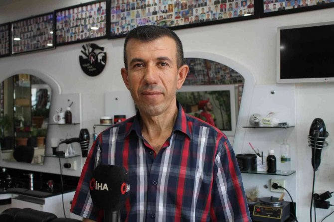 Topladığı Fotoğrafları Önce Aynada Biriktiriyor, Sonra Çerçeve Yaptırıp İş Yerinde Saklıyor