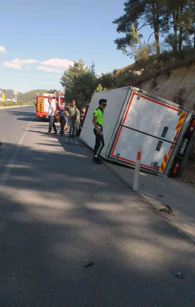 Kamyonet Devrildi: 2 Yaralı