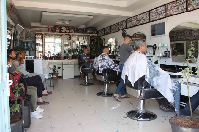 Topladığı Fotoğrafları Önce Aynada Biriktiriyor, Sonra Çerçeve Yaptırıp İş Yerinde Saklıyor