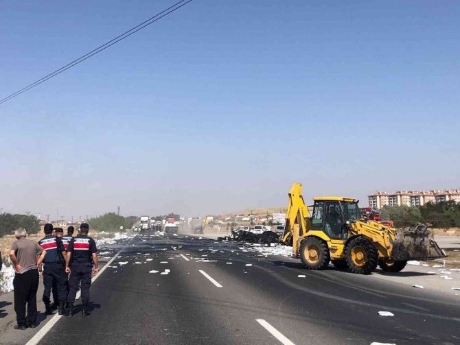 Köpük Tabak Yüklü Tır Yandı
