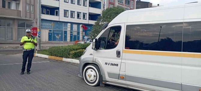 Burhaniye’de Polis Okul Önlerinde Denetimlerini Artırdı