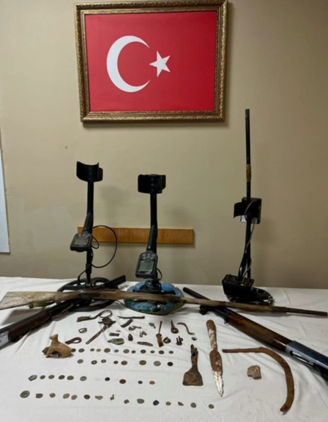 Feke Polisinden Tarihi Eser Operasyonu: 4 Gözaltı