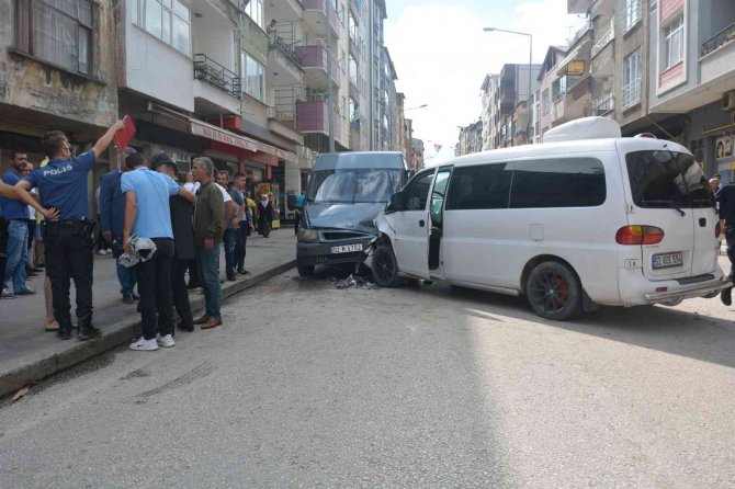 Ordu’da Minibüsler Çarpıştı: 2 Yaralı