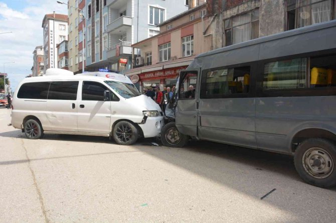 Ordu’da Minibüsler Çarpıştı: 2 Yaralı