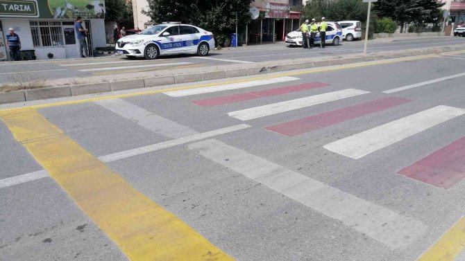 Yaya Geçidinde Otomobilin Çarptığı Anne Ve Kızı Ölümden Döndü